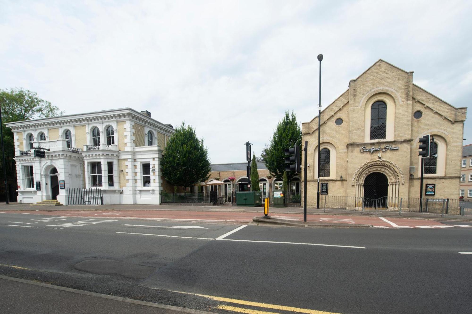 Sandford House Hotel Wetherspoon 헌팅던 외부 사진
