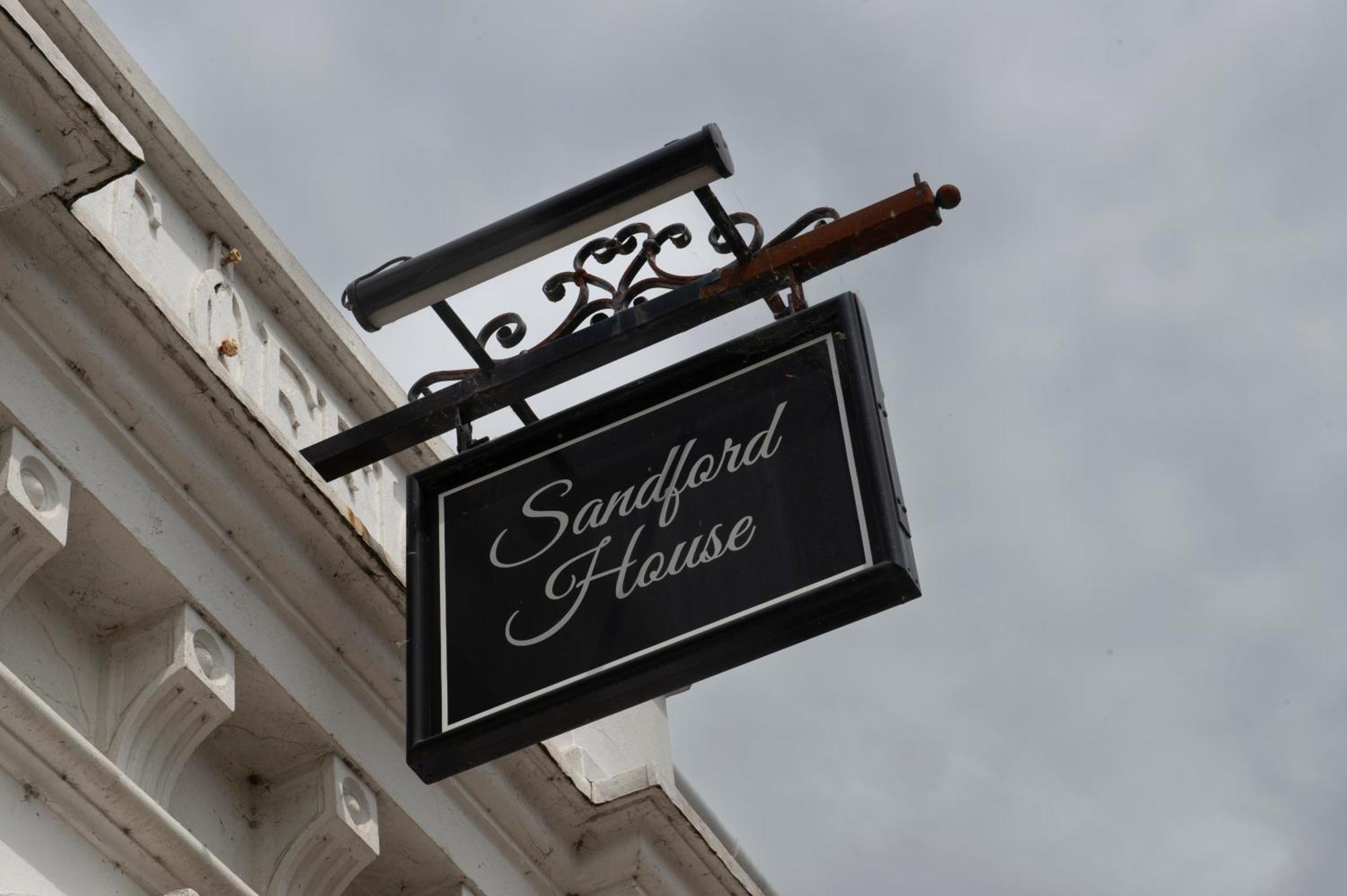 Sandford House Hotel Wetherspoon 헌팅던 외부 사진