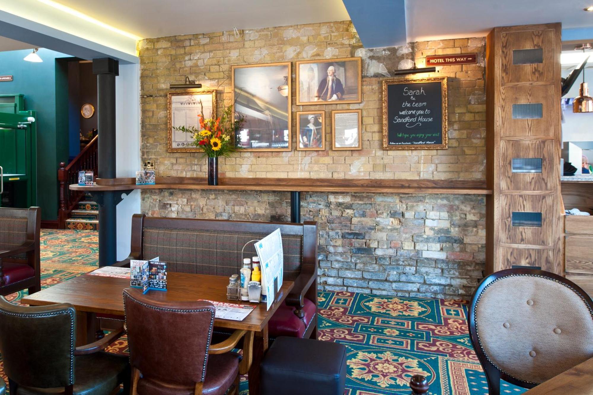 Sandford House Hotel Wetherspoon 헌팅던 외부 사진